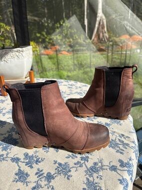 Sorel Lea Hidden Wedge Boots Redwood Leather Womens Sz 6.5 Chelsea Ankle Slip On